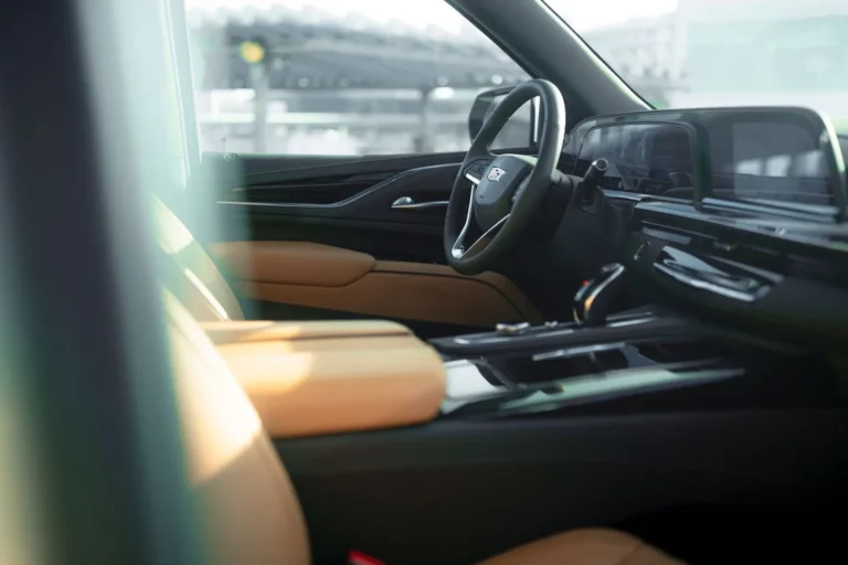 Cadillac Escalade White 2021 Image_05