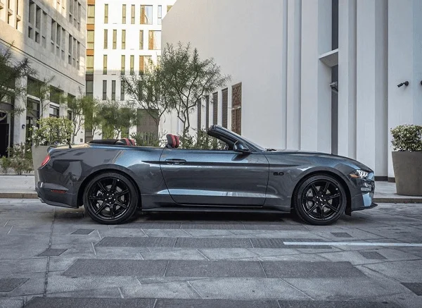 Ford Mustang Convertible Image_01