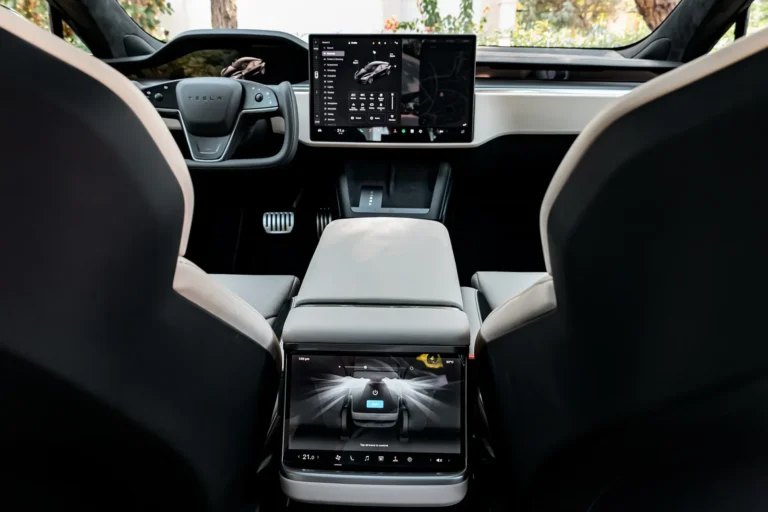 Tesla Model S Plaid Black Image_04