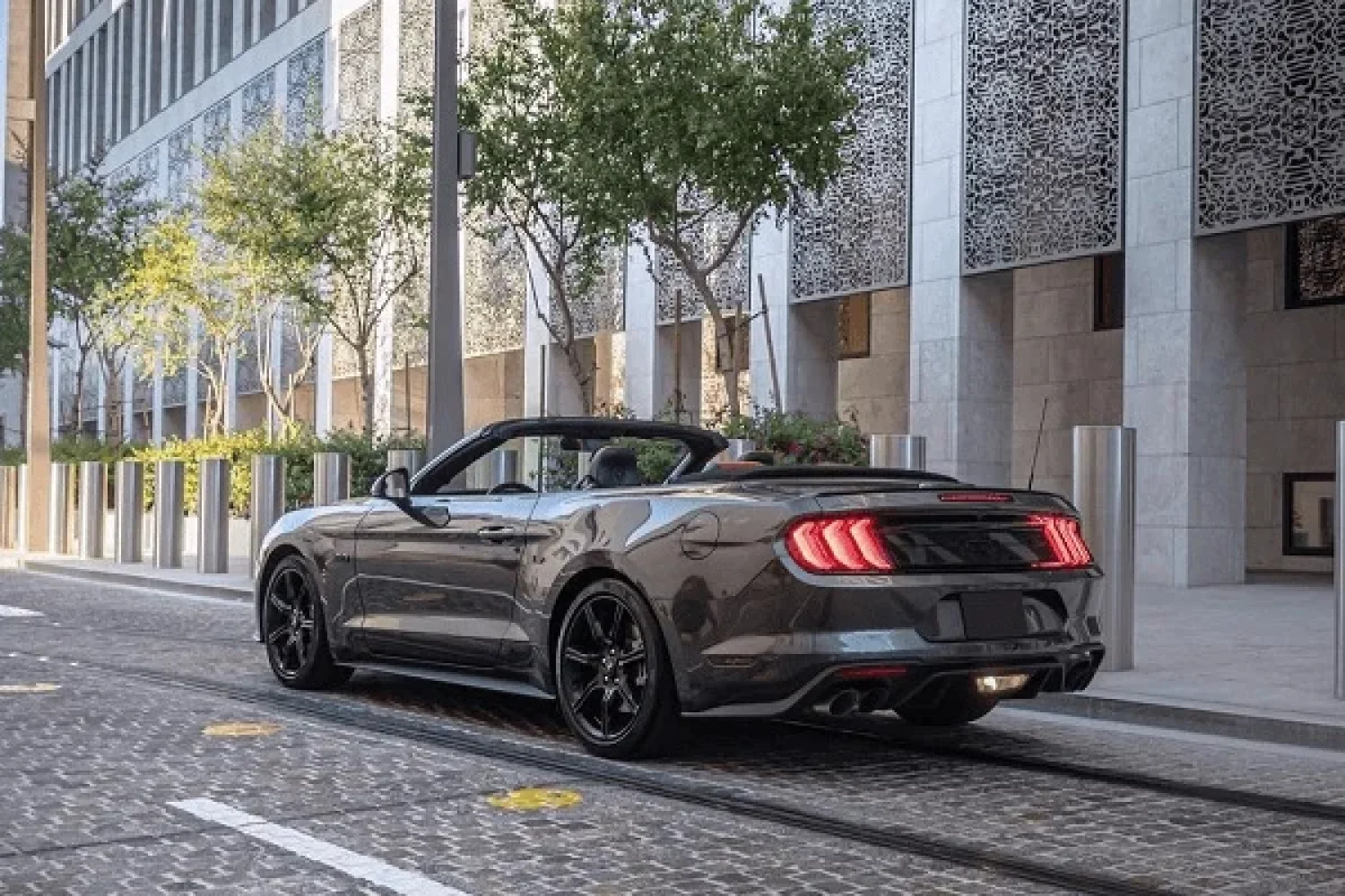 Ford Mustang Convertible Image_02