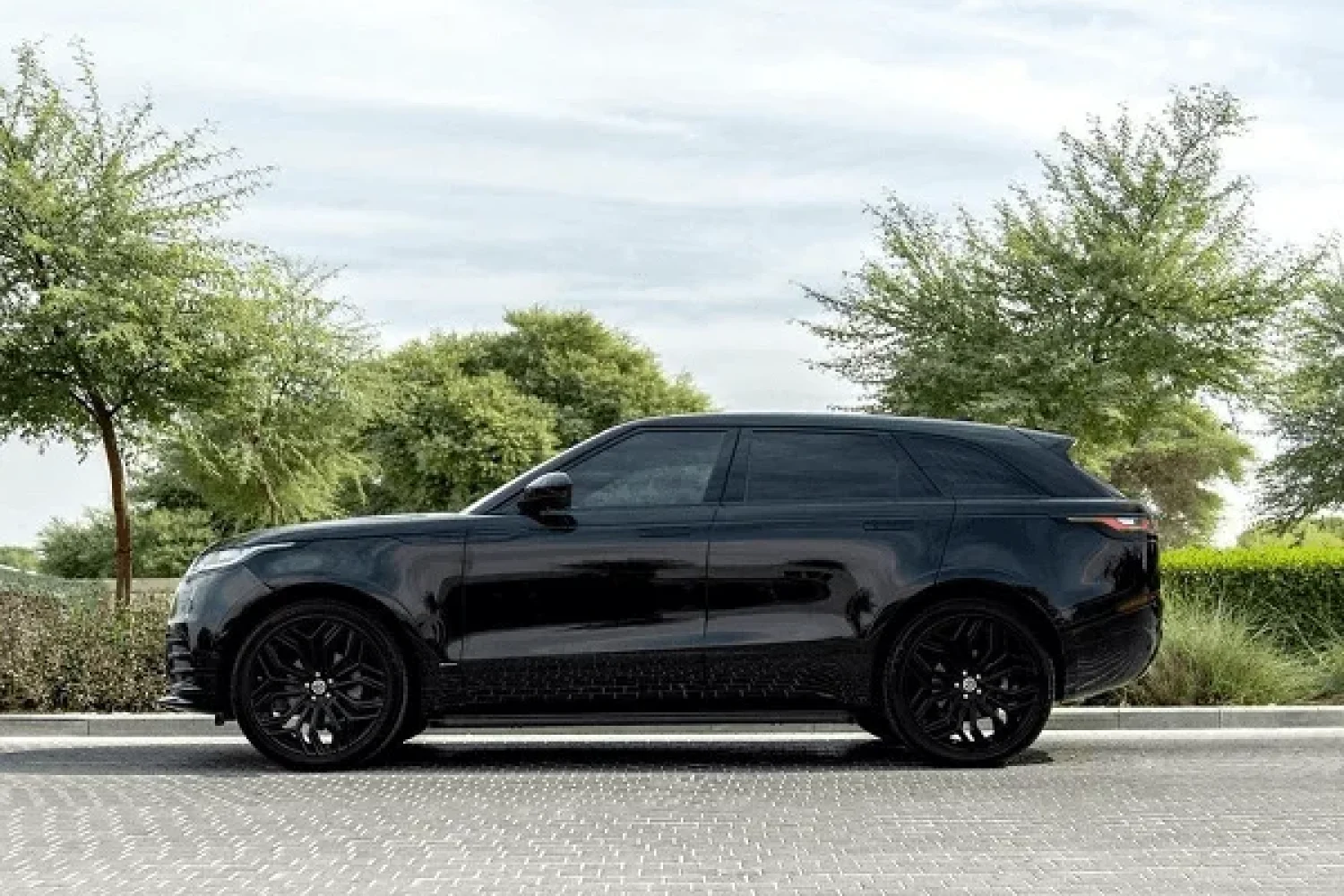 Range Rover Velar R Dynamic Image_01