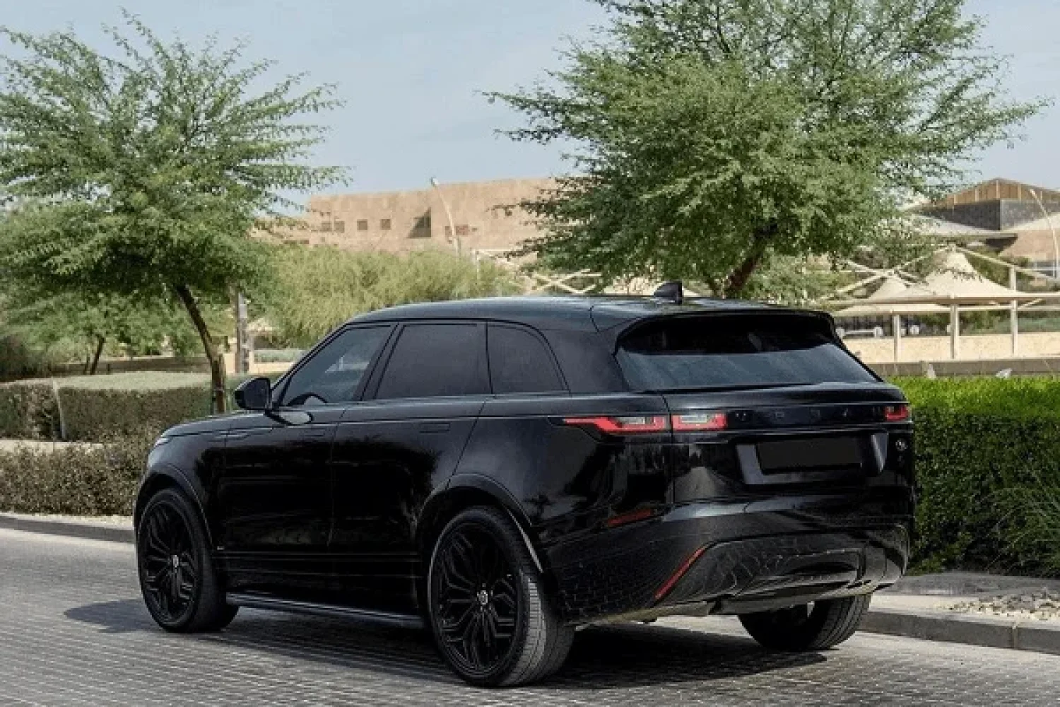 Range Rover Velar R Dynamic Image_02