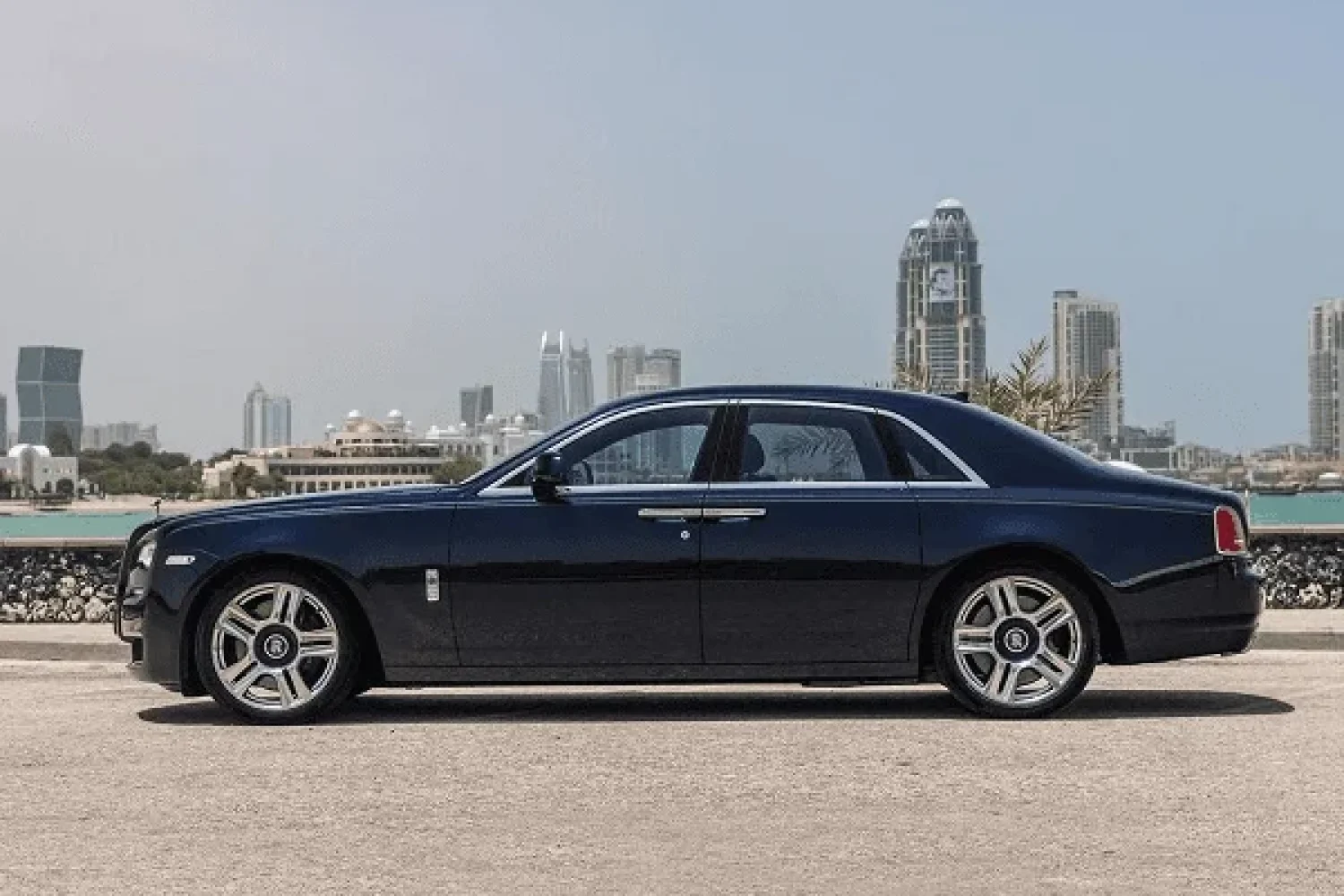 Rolls Royce Ghost Black Image_01