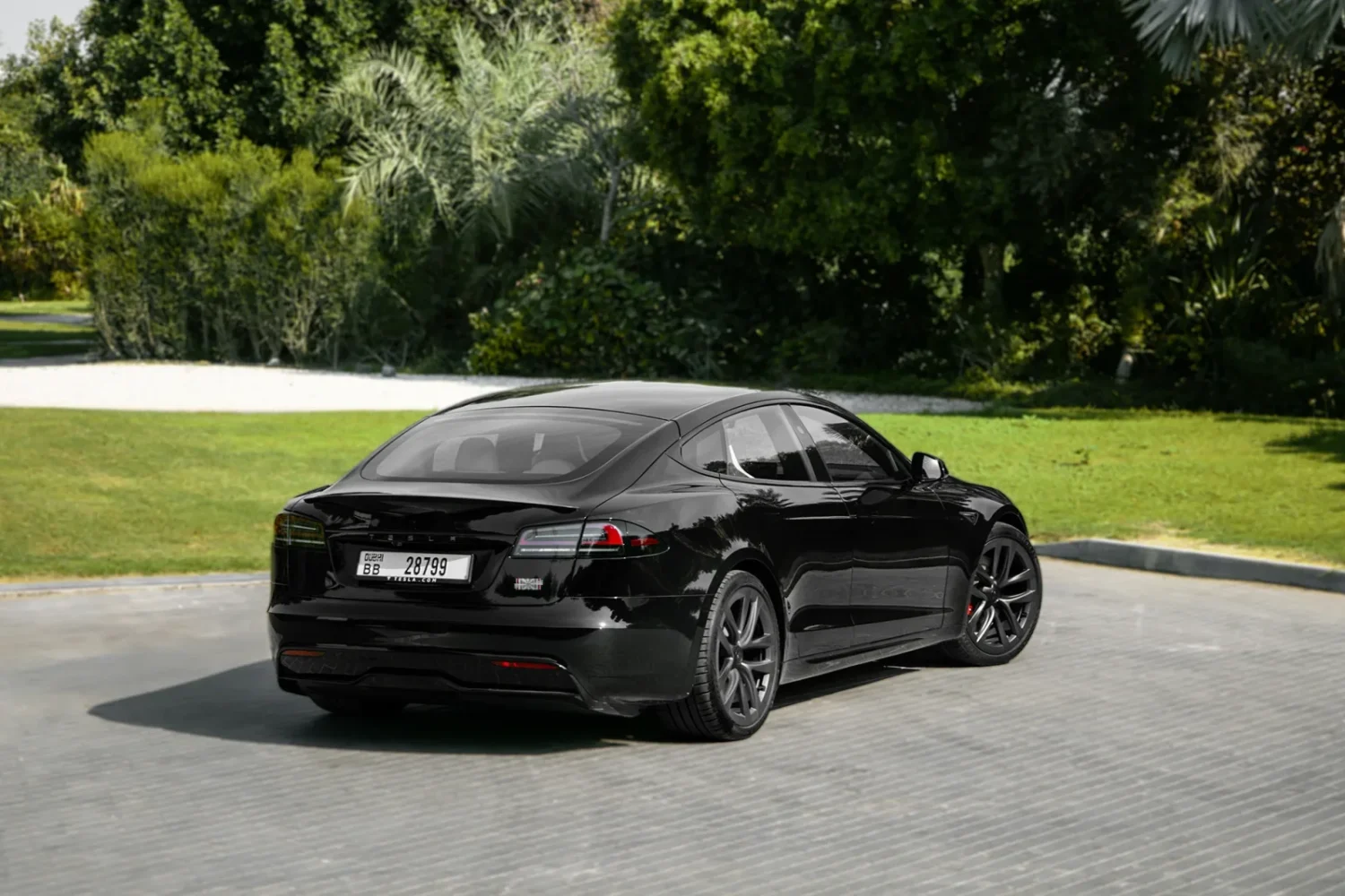 Tesla Model S Plaid Black Image_02